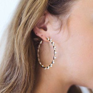 Untamed Petals Brynn Hoop & Pearl Gold Earrings